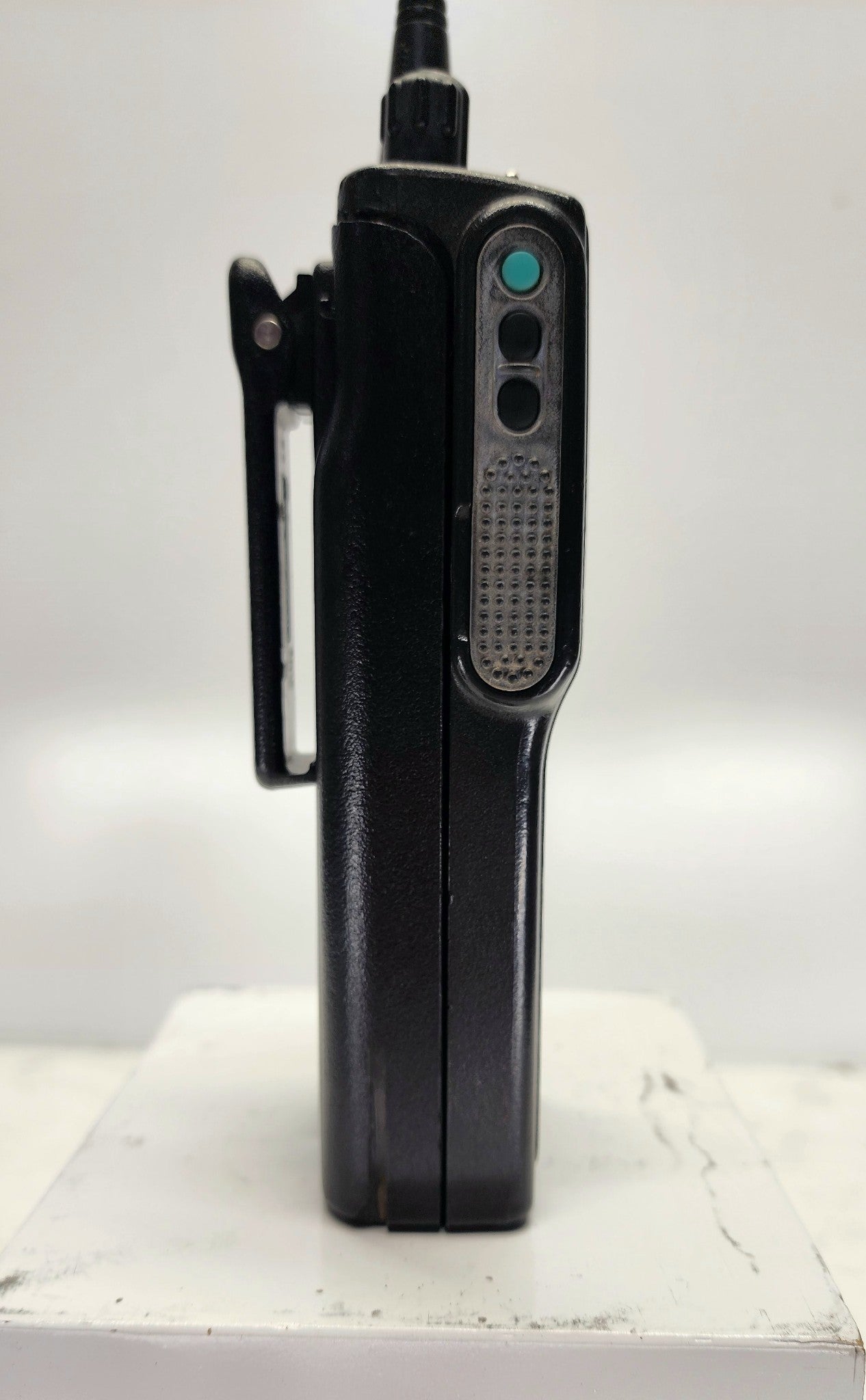 Motorola HT1000 UHF 16 Channel (403-470) Mhz 4 Watt Radio H01RDC9AA3DN
