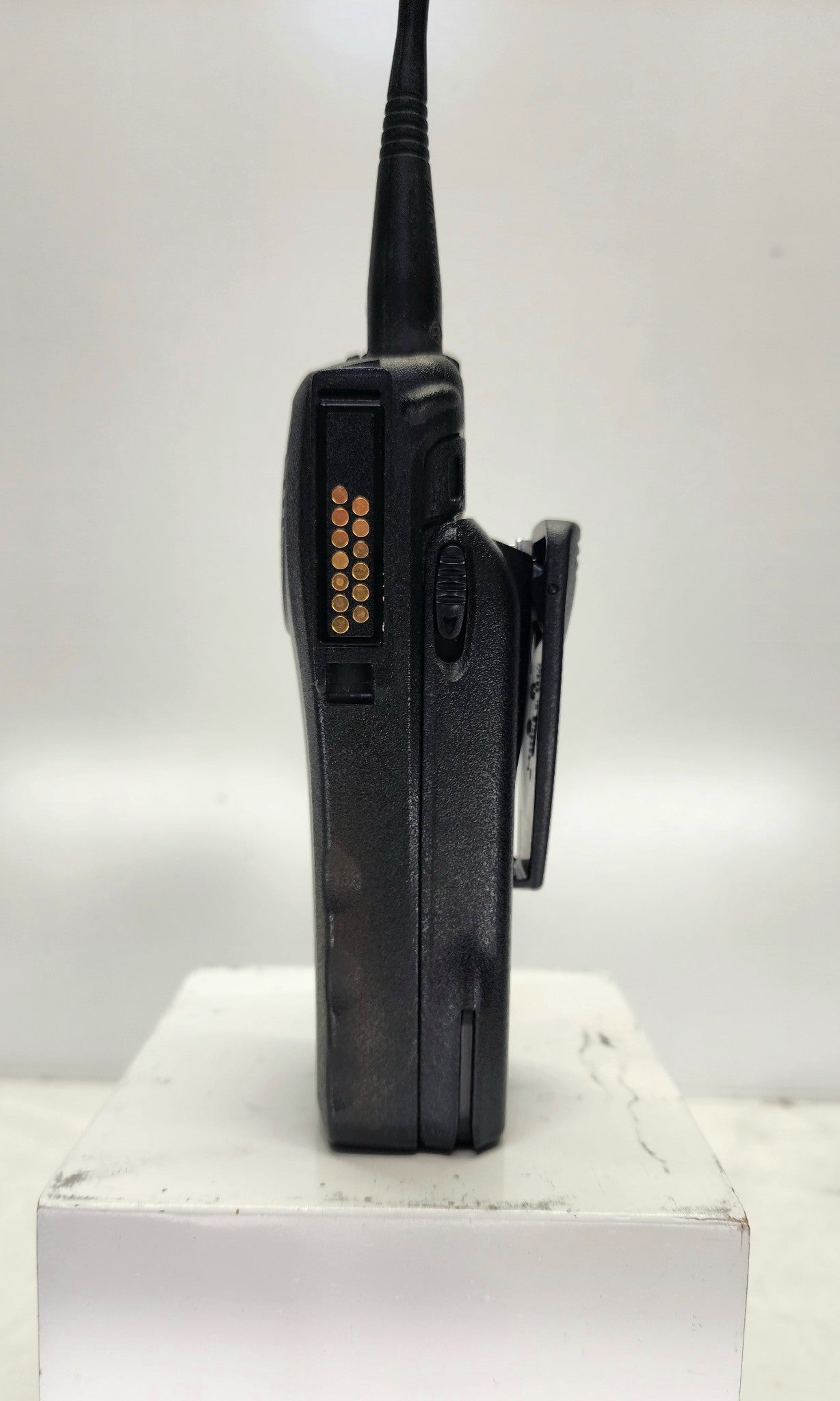 Motorola PR1500 UHF (380 - 470) MHz 32 Channel 4 Watt Portable Radio