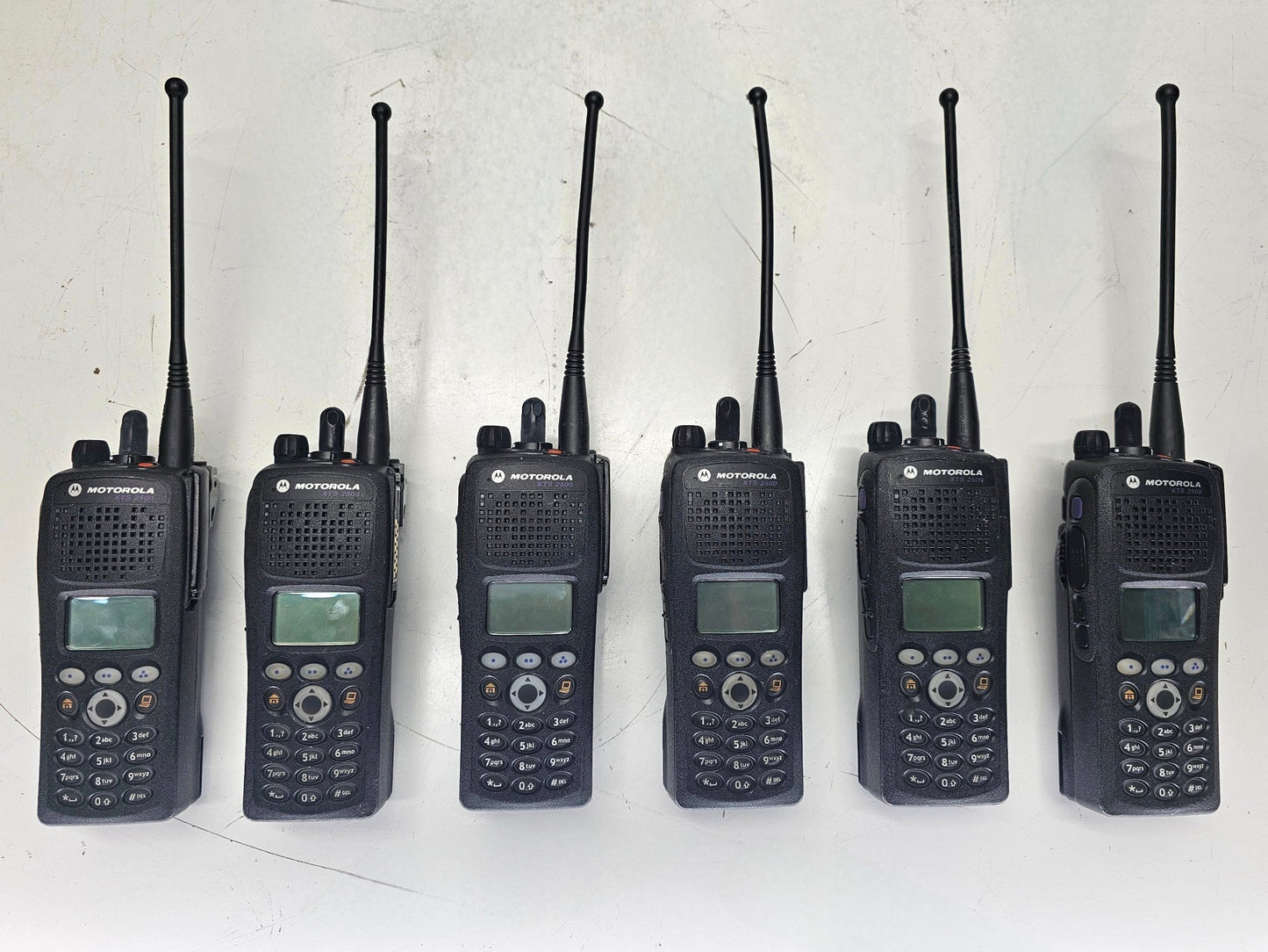 6 Motorola XTS2500 Model 3 700/800 MHz APCO 25 w IMPRESS Gang Charger and 6 Mics
