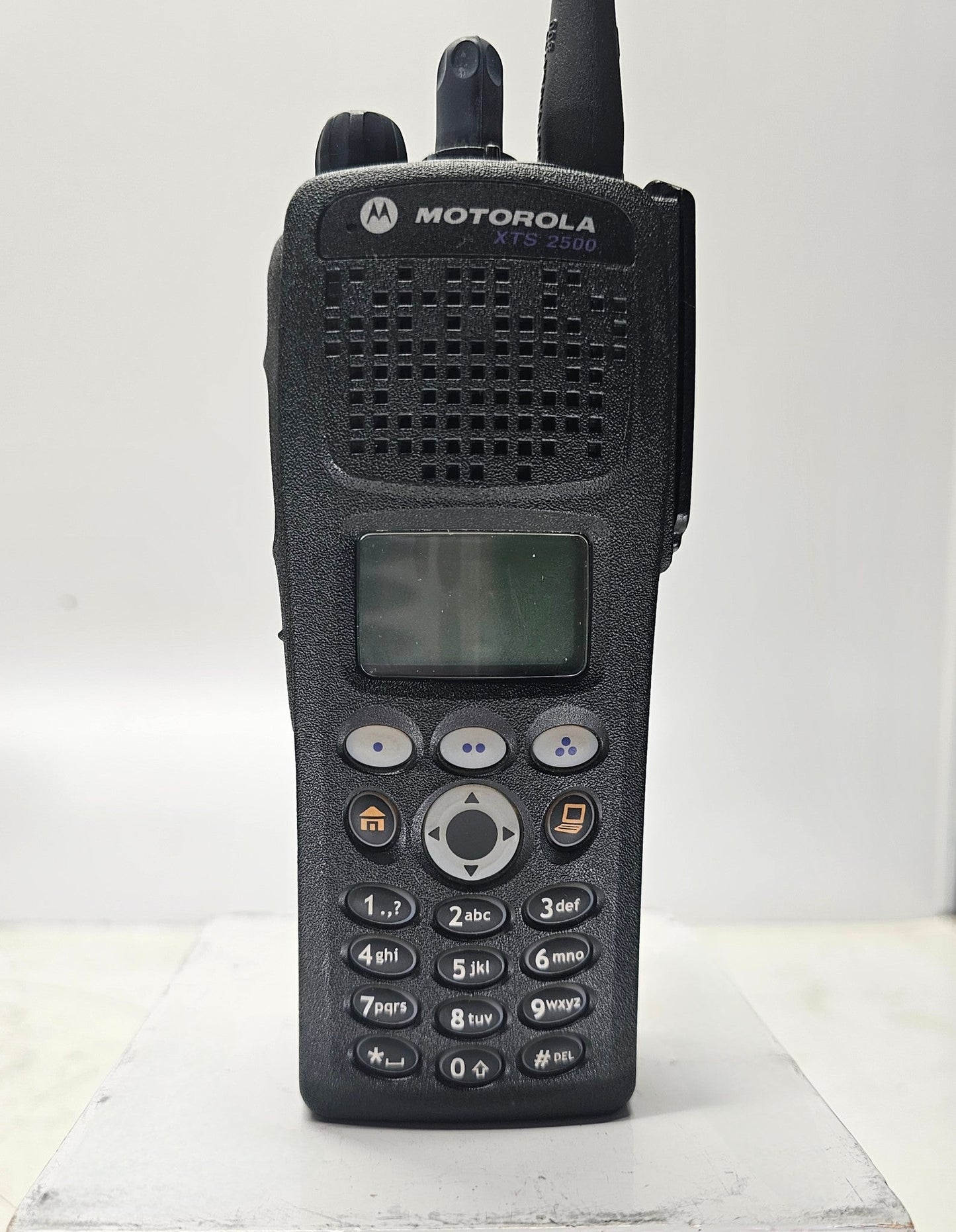 6 Motorola XTS2500 Model 3 700/800 MHz APCO 25 w IMPRESS Gang Charger and 6 Mics