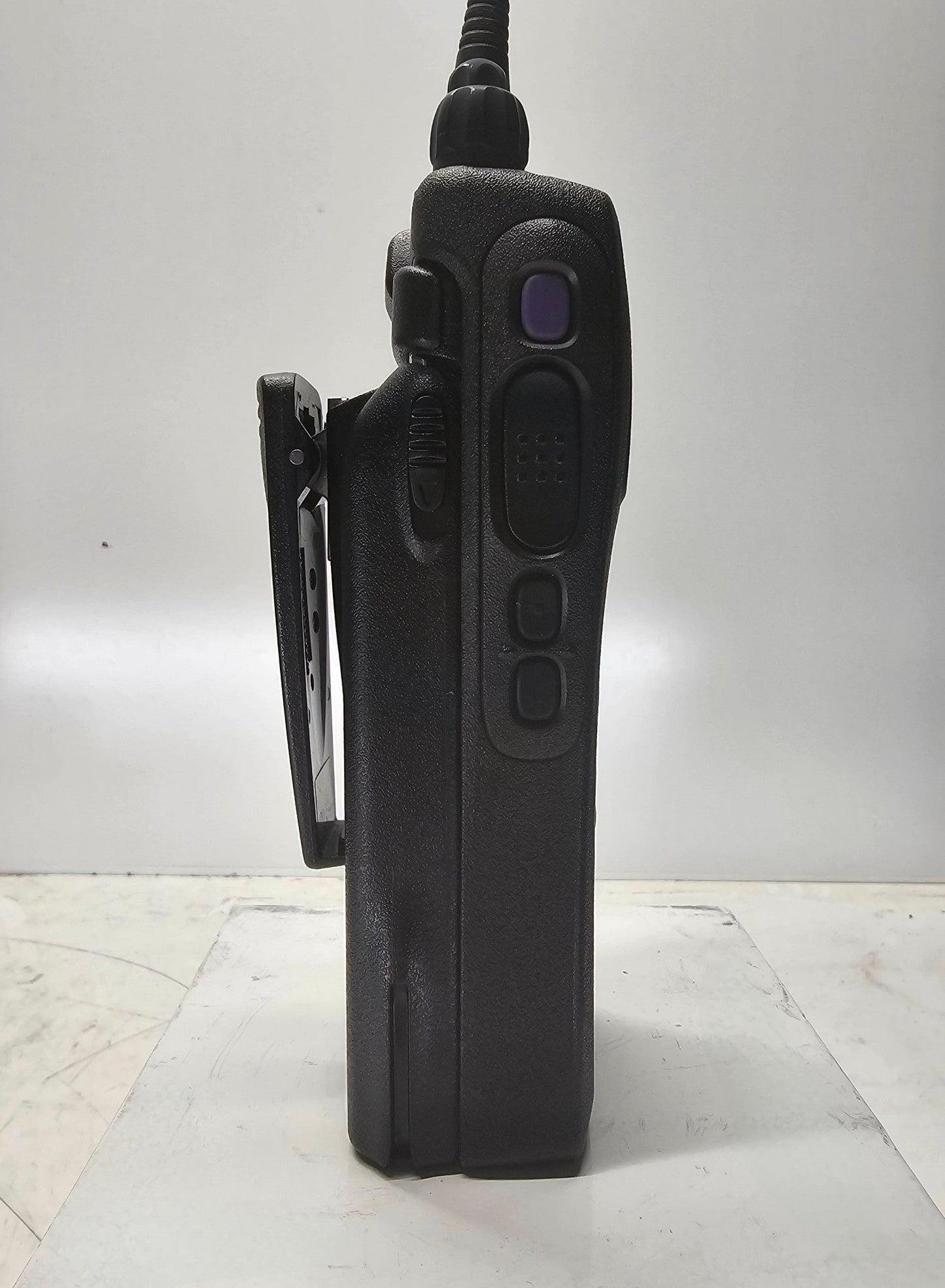 6 Motorola XTS2500 Model 3 700/800 MHz APCO 25 w IMPRESS Gang Charger and 6 Mics