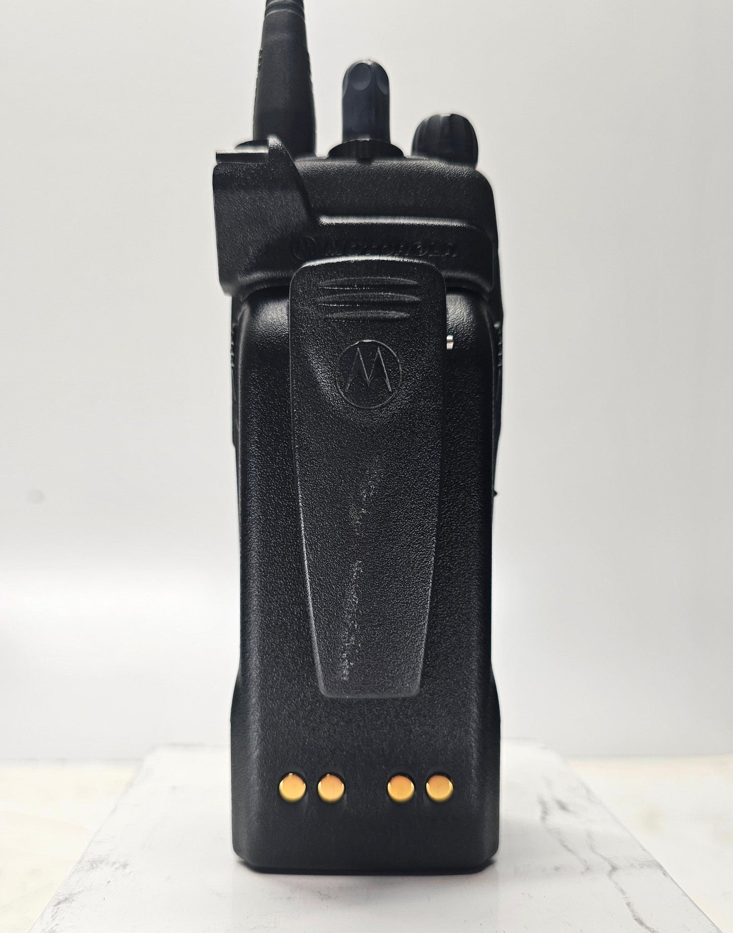 6 Motorola XTS2500 Model 3 700/800 MHz APCO 25 w IMPRESS Gang Charger and 6 Mics
