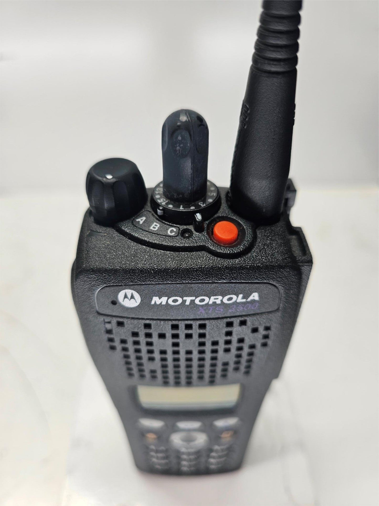 6 Motorola XTS2500 Model 3 700/800 MHz APCO 25 w IMPRESS Gang Charger and 6 Mics