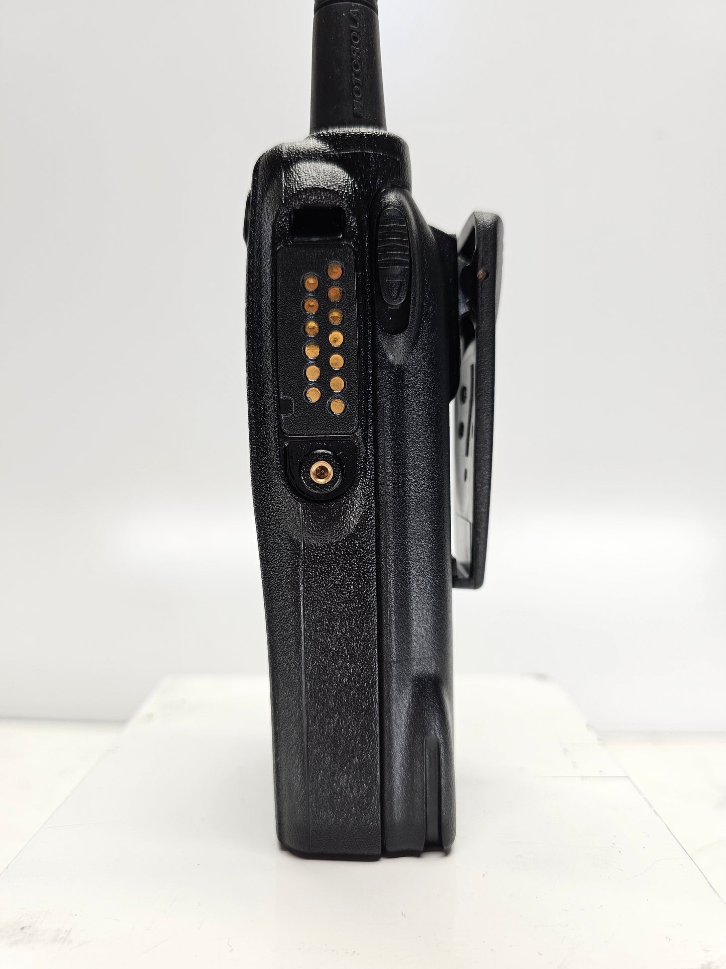 Motorola HT750 VHF 136-174MHz 16 Channel 5 Watt Portable Radio (Complete Kit)