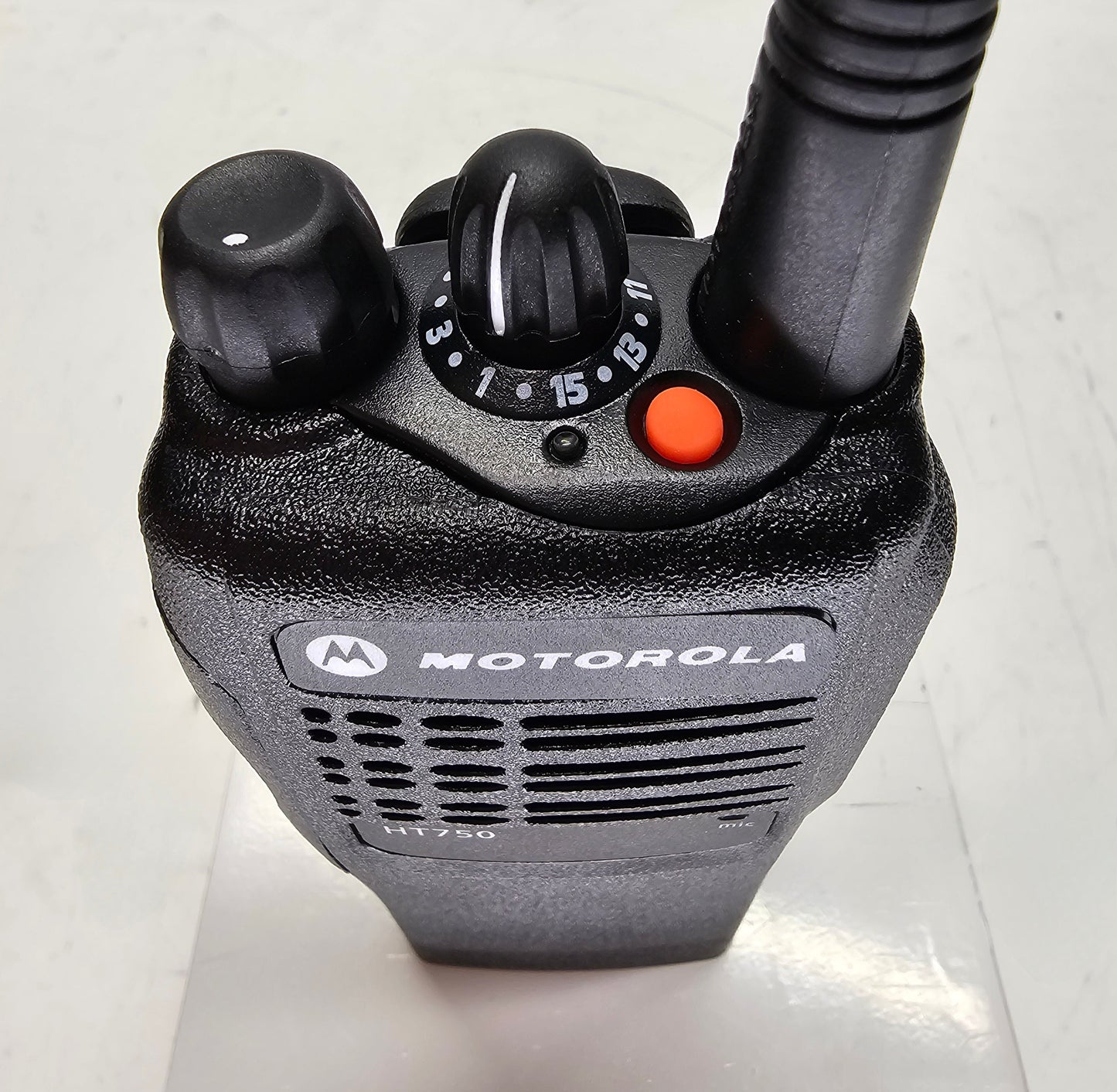 Motorola HT750 VHF 136-174MHz 16 Channel 5 Watt Portable Radio (Complete Kit)