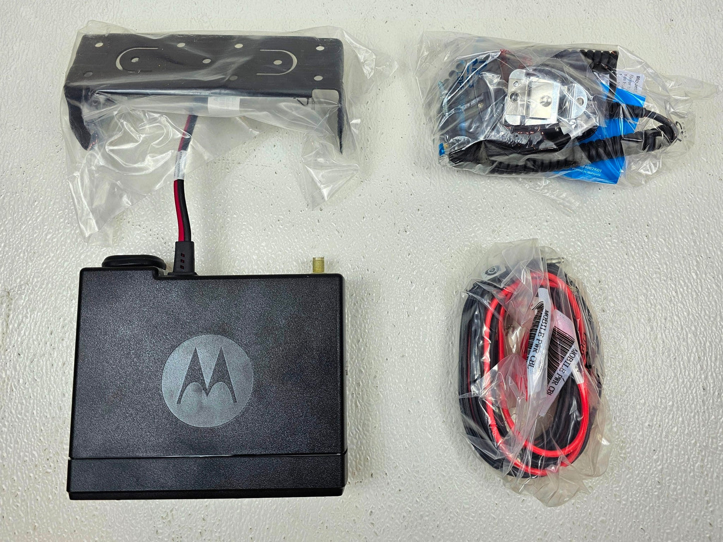 (NEW) Motorola MOTOTRBO CM300D VHF 136-174 MHz 99 CH 45W Analog Mobile Radio