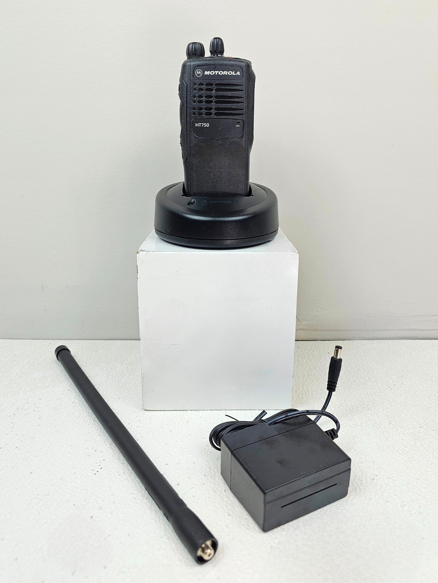 Motorola HT750 Low Band 29-42 MHz 16 Channel 6 Watt Portable Radio