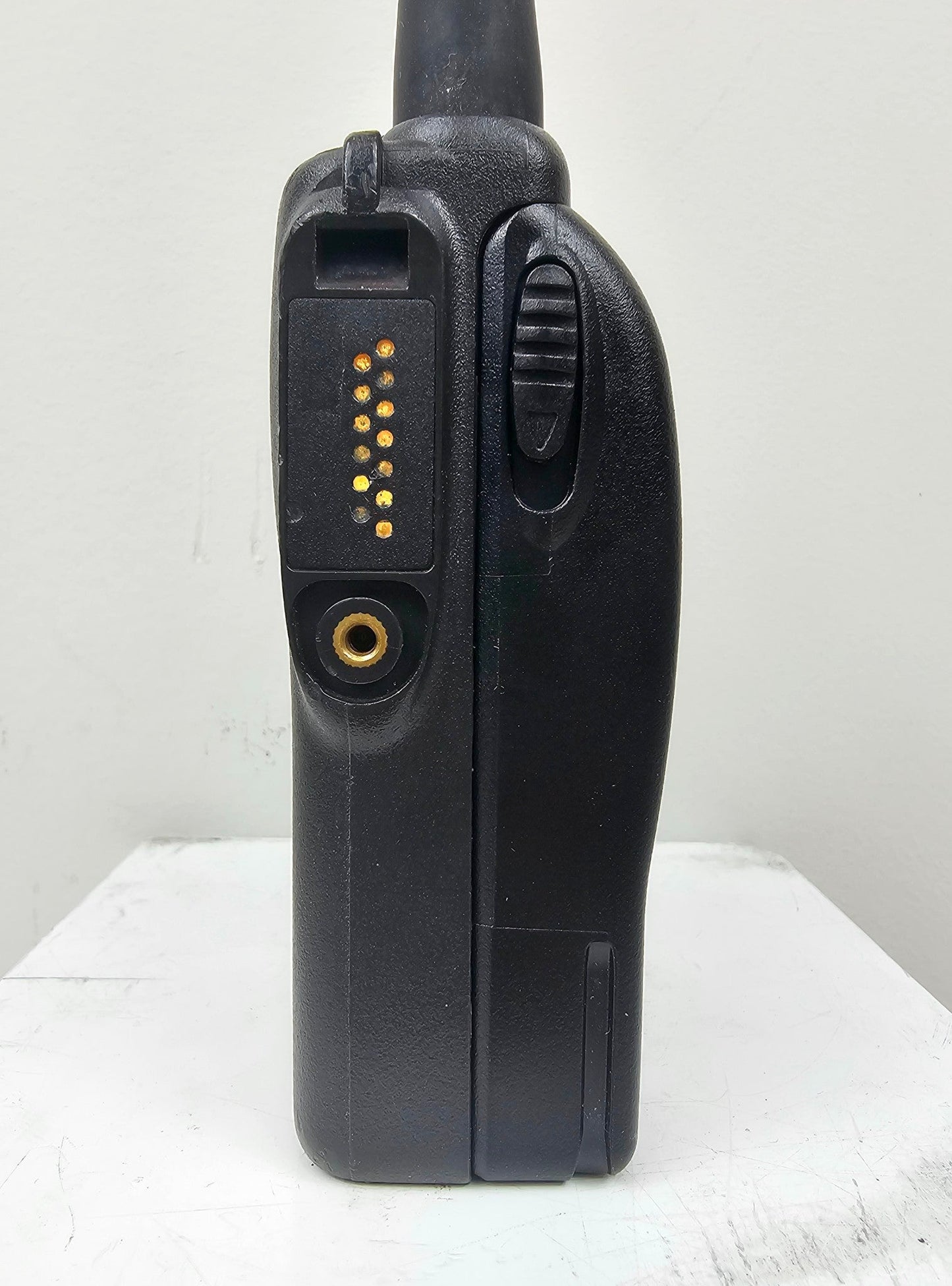 Motorola EX500 UHF 403-470 MHz 16 Channel 4 Watt Portable Radio (Complete Kit)