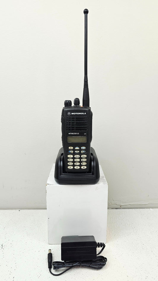 Motorola MTX8250 LS 800 MHz 16 Channel 2 Watt Portable Radio (Complete Kit)