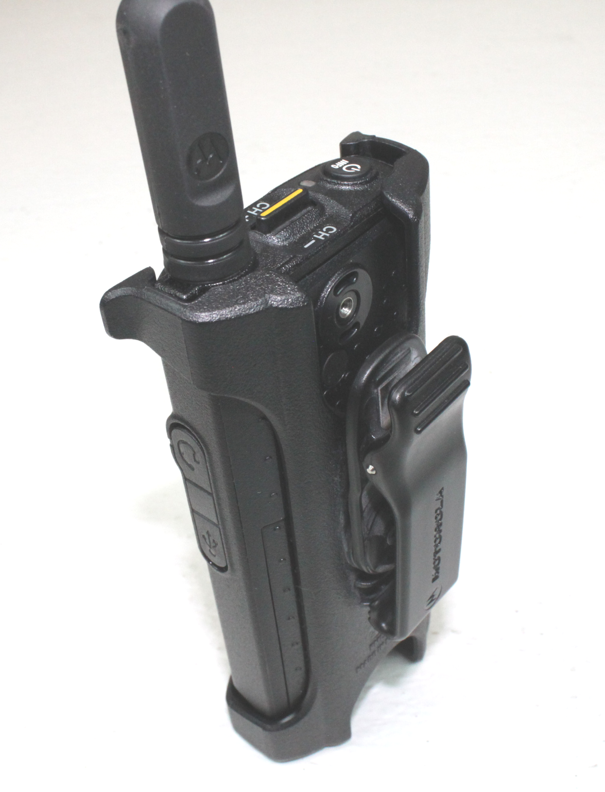 Motorola SL300 Capacity + UHF (403-470 MHz) 99ch Active Display Digital/Analog Portable Radio