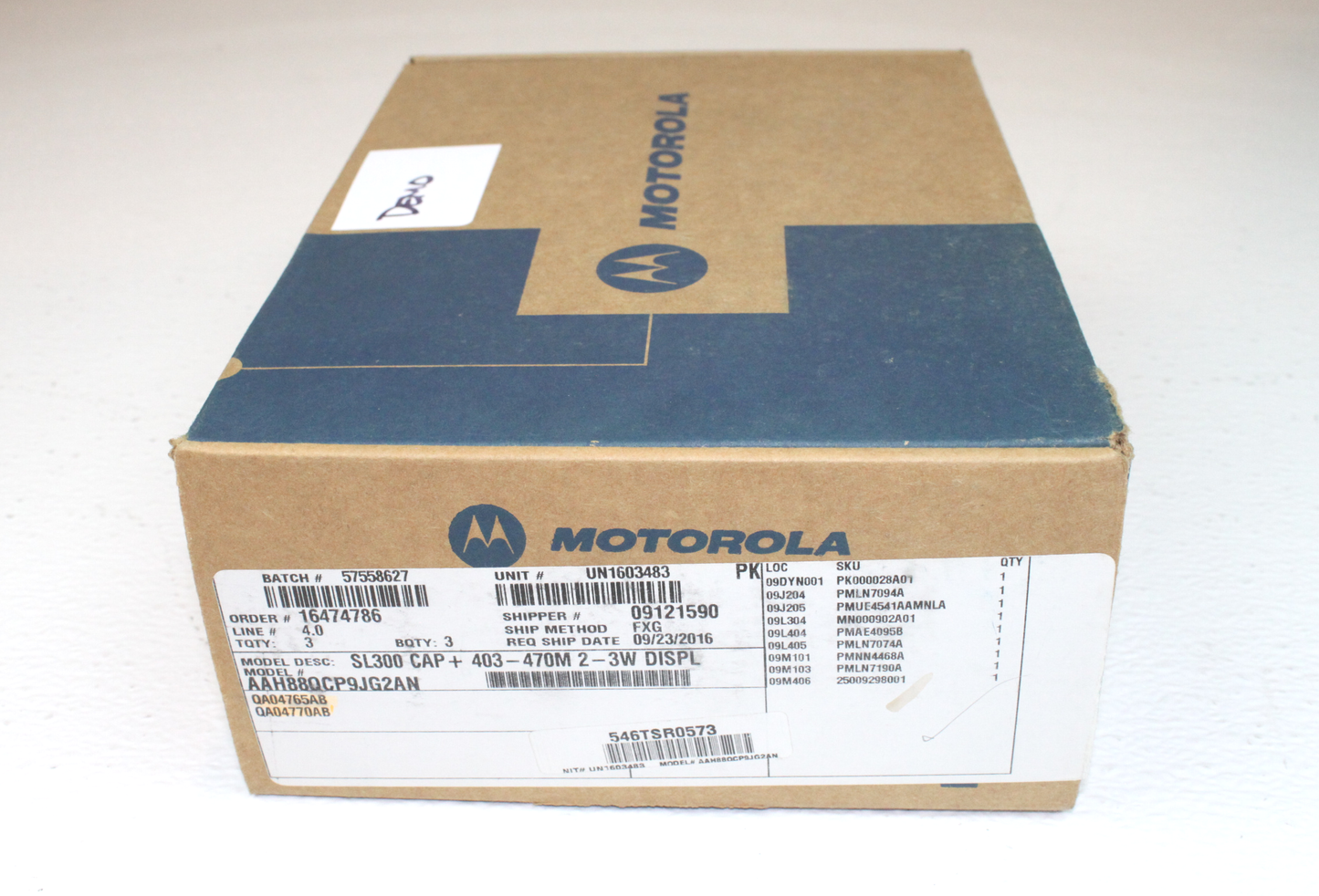 Motorola SL300 Capacity + UHF (403-470 MHz) 99ch Active Display Digital/Analog Portable Radio