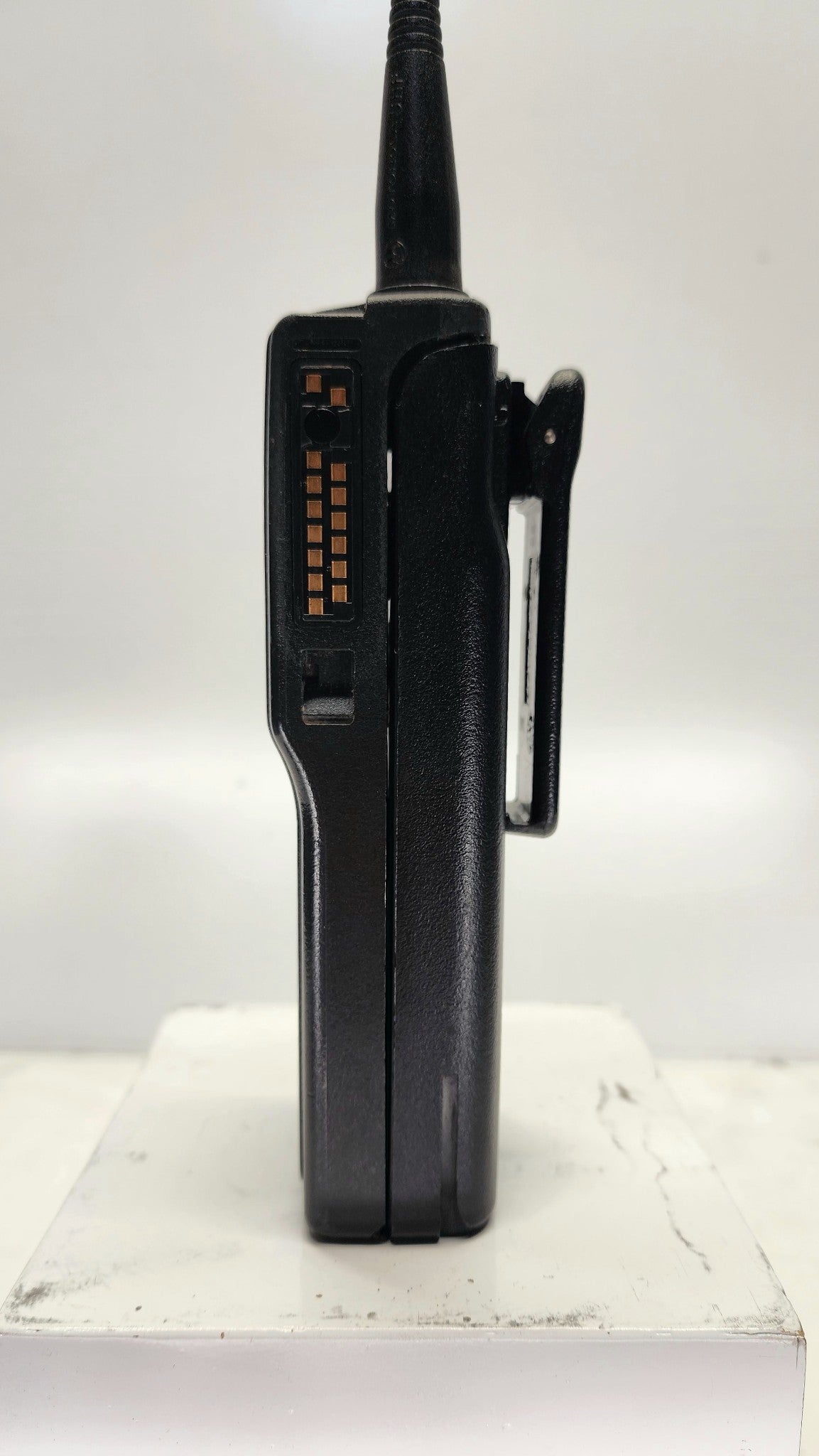 Motorola HT1000 UHF 16 Channel (403-470) Mhz 4 Watt Radio H01RDC9AA3DN