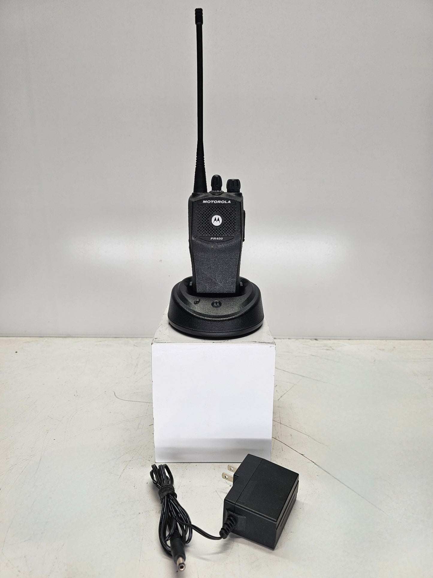 Motorola PR400 UHF Radio 16 Channels 438-470 Mhz CP200 AAH65RDC9AA2AN