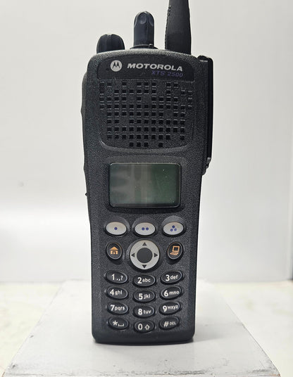 6 Motorola XTS2500 Model 3 700/800 MHz APCO 25 w IMPRESS Gang Charger and 6 Mics