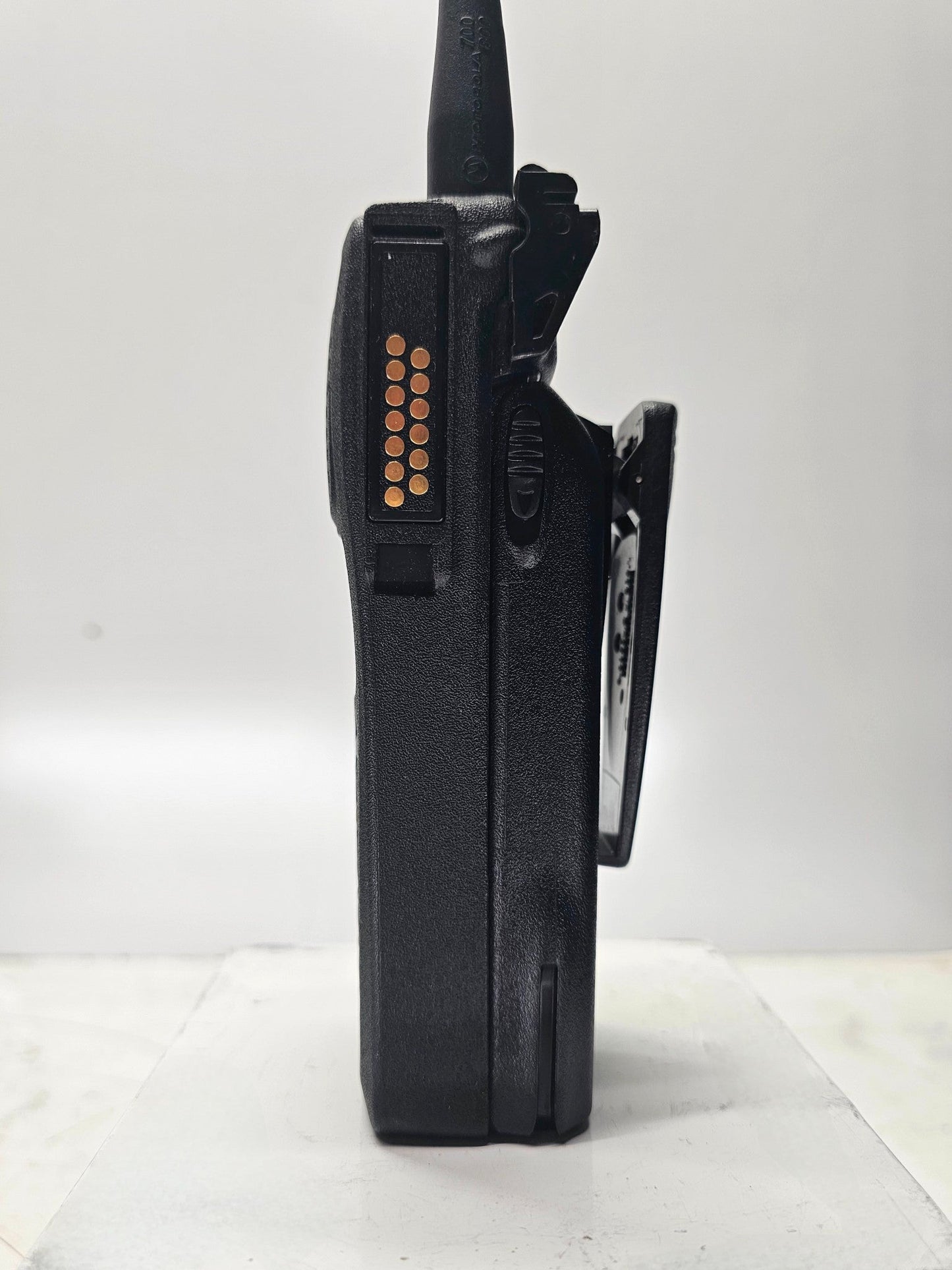 6 Motorola XTS2500 Model 3 700/800 MHz APCO 25 w IMPRESS Gang Charger and 6 Mics
