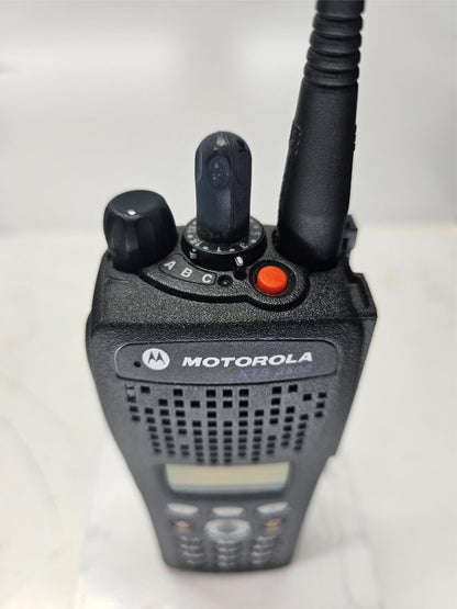 6 Motorola XTS2500 Model 3 700/800 MHz APCO 25 w IMPRESS Gang Charger and 6 Mics