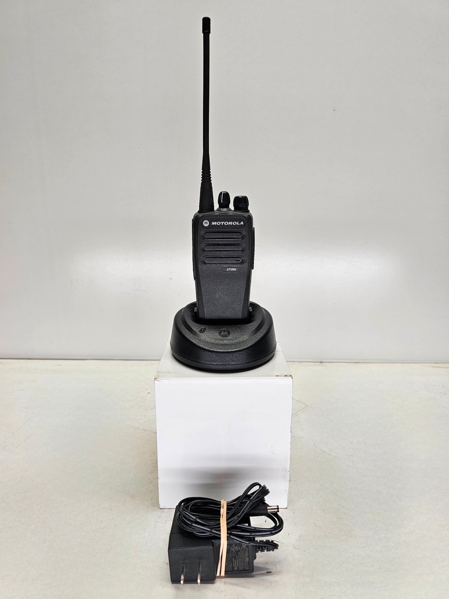 Motorola CP200D UHF 403-470 16 Channel 4 Watt Digital Radio (Complete Kit)