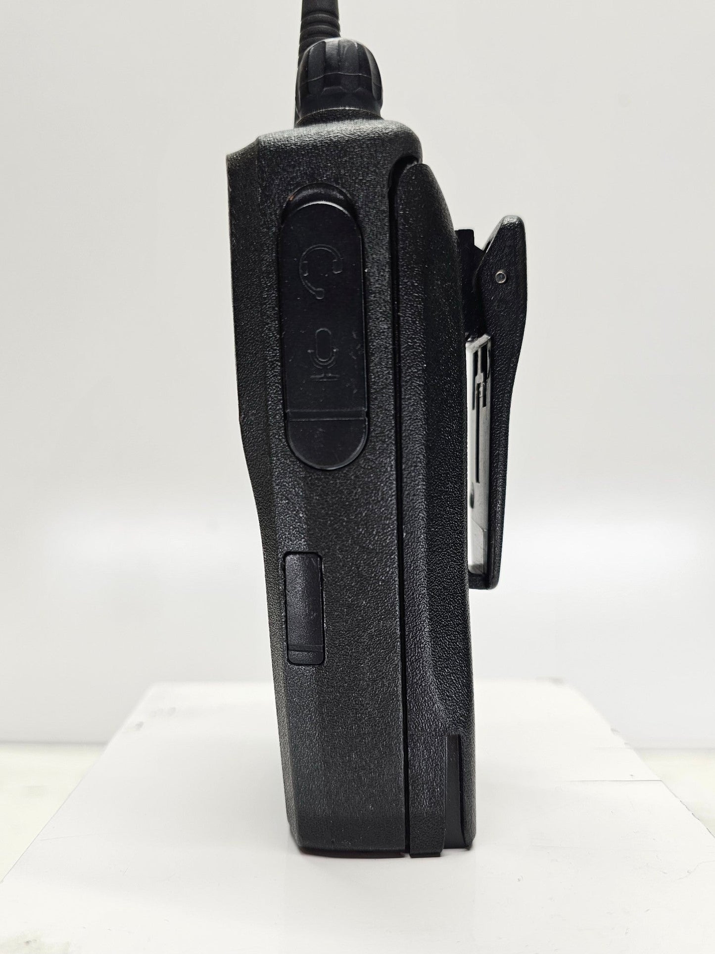 Motorola CP200D UHF 403-470 16 Channel 4 Watt Analog Radio (Complete Kit)
