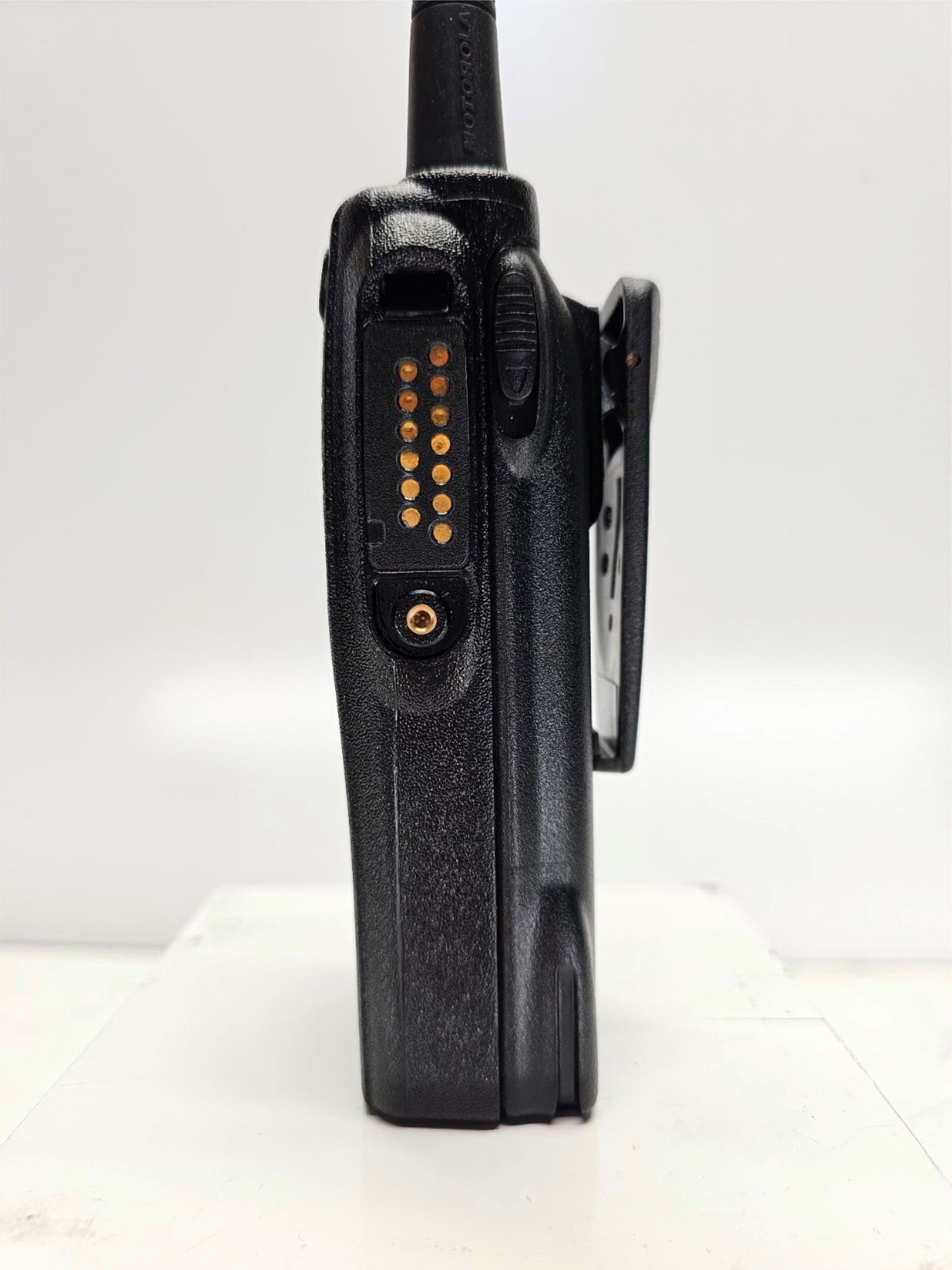 Motorola HT750 VHF 136-174MHz 4 Channel 5 Watt Portable Radio (Complete Kit)