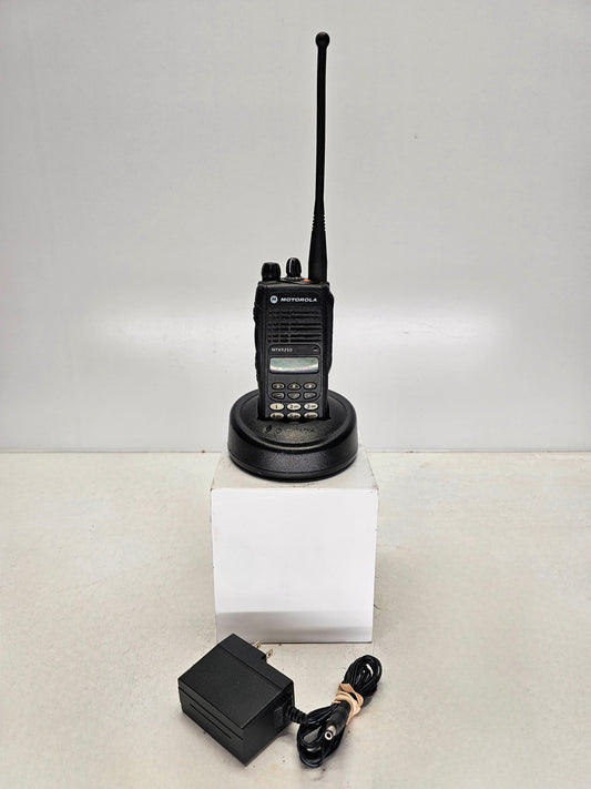 Motorola MTX9250 900 MHz 160 Channel 2.5 Watt Radio (Complete Kit)