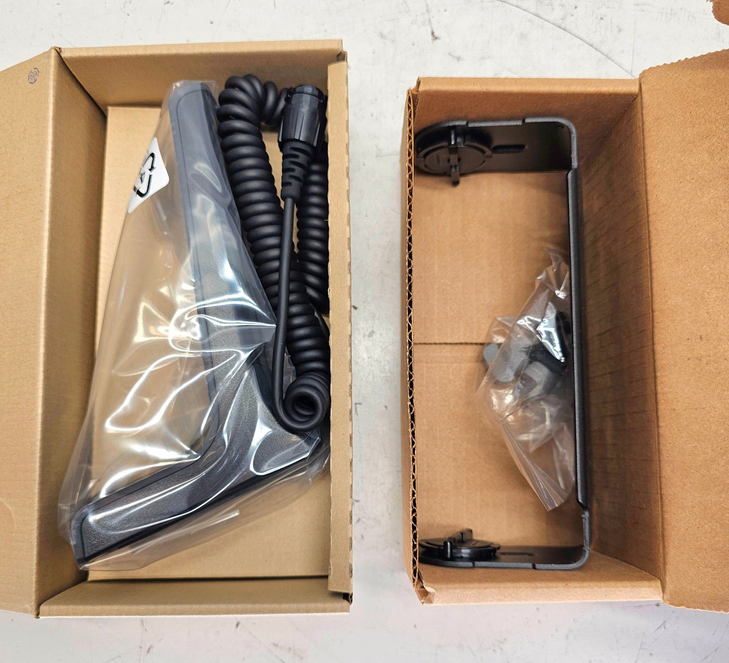 (NEW) Motorola XTL2500 P25 Digital UHF 380-470 MHz 40 Watt w/ New Power Supply