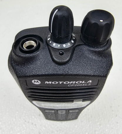 NEW Motorola CP200 XLS UHF 438-470 MHz 128 Channel 4 Watt FKP (Complete Kit)