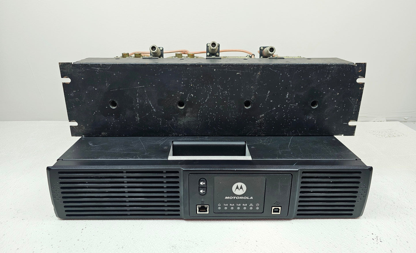 MOTOROLA SLR8000 UHF R1 100 Watt MotoTrbo REPEATER MODEL T8319 w/duplexer