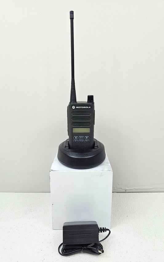 Motorola CP100d UHF 403-480 MHz 160 Channel 4 Watt Digital Radio (Complete Kit)