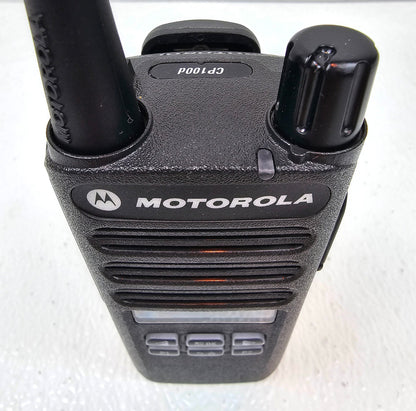 Motorola CP100d UHF 403-480 MHz 160 Channel 4 Watt Digital Radio (Complete Kit)