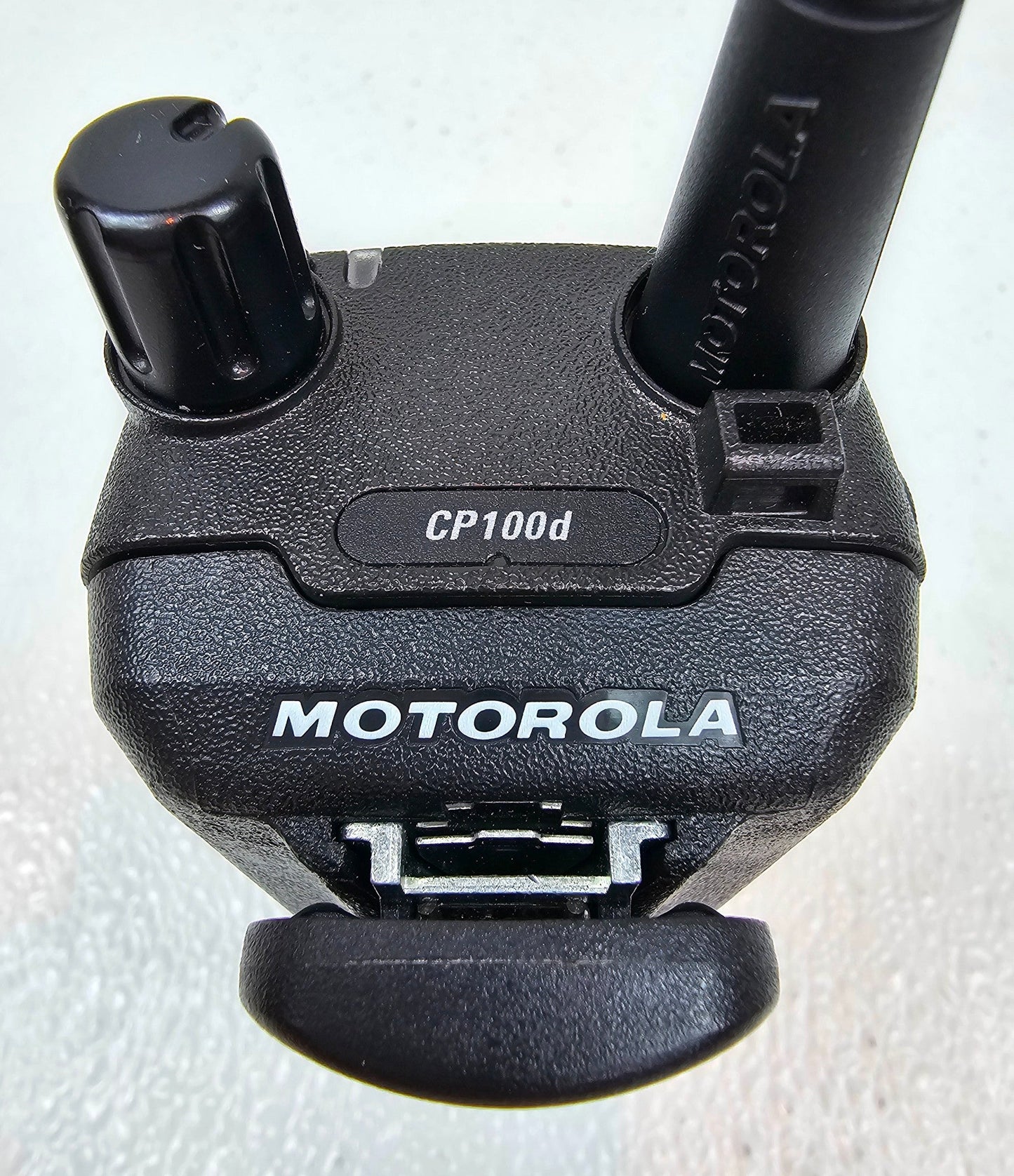 Motorola CP100d UHF 403-480 MHz 160 Channel 4 Watt Digital Radio (Complete Kit)