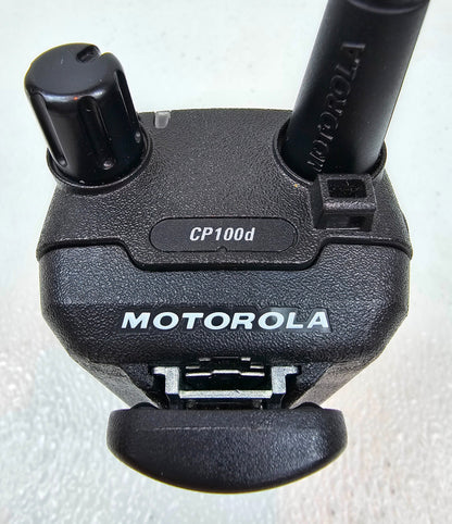 Motorola CP100d UHF 403-480 MHz 160 Channel 4 Watt Digital Radio (Complete Kit)