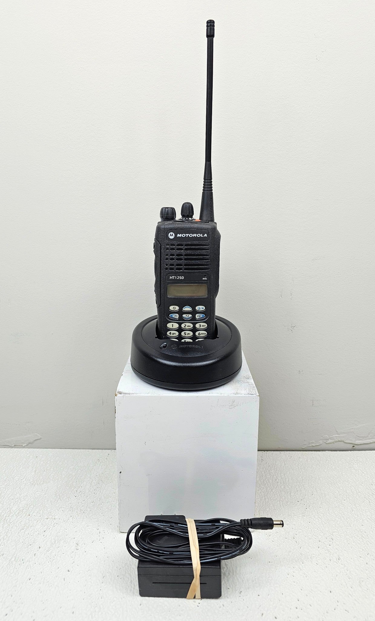Motorola HT1250 UHF 450-512 MHz 4 Watt 128 Channel Handheld Radio (Full Keypad)