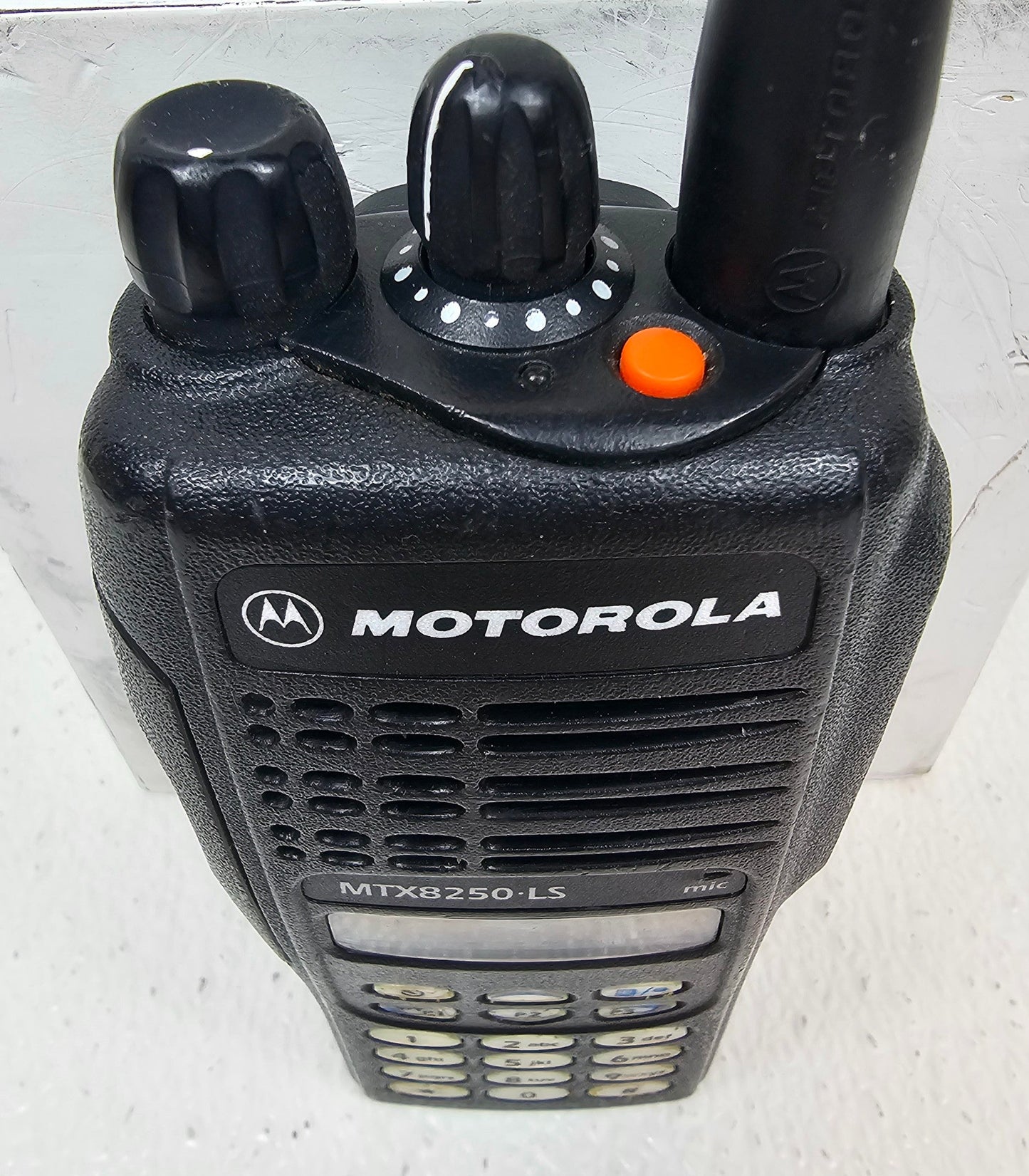 Motorola MTX8250 LS 800 MHz 16 Channel 2 Watt Portable Radio (Complete Kit)