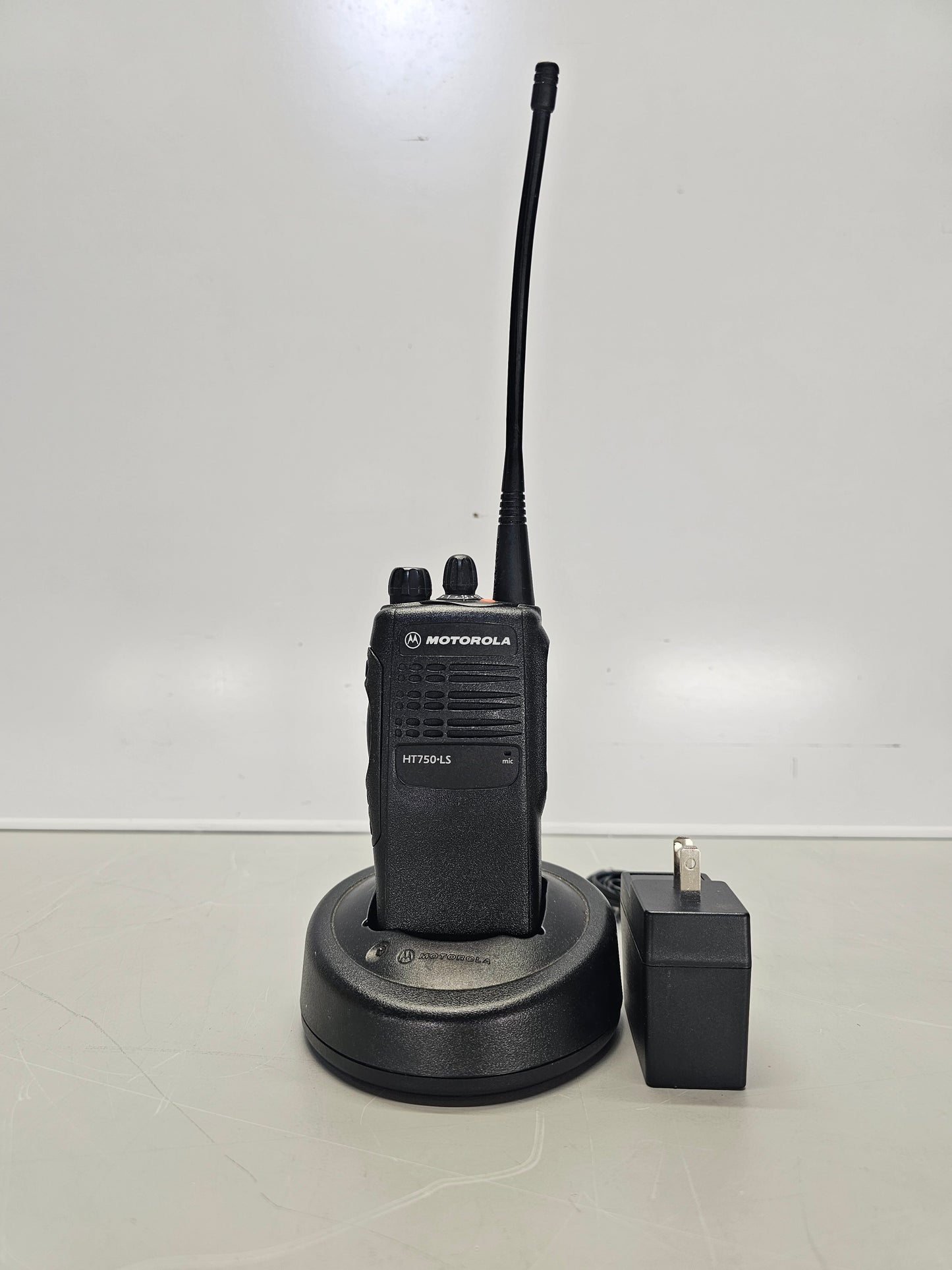 Motorola Portable HT750 LS UHF 403-470 Mhz 16ch 4W