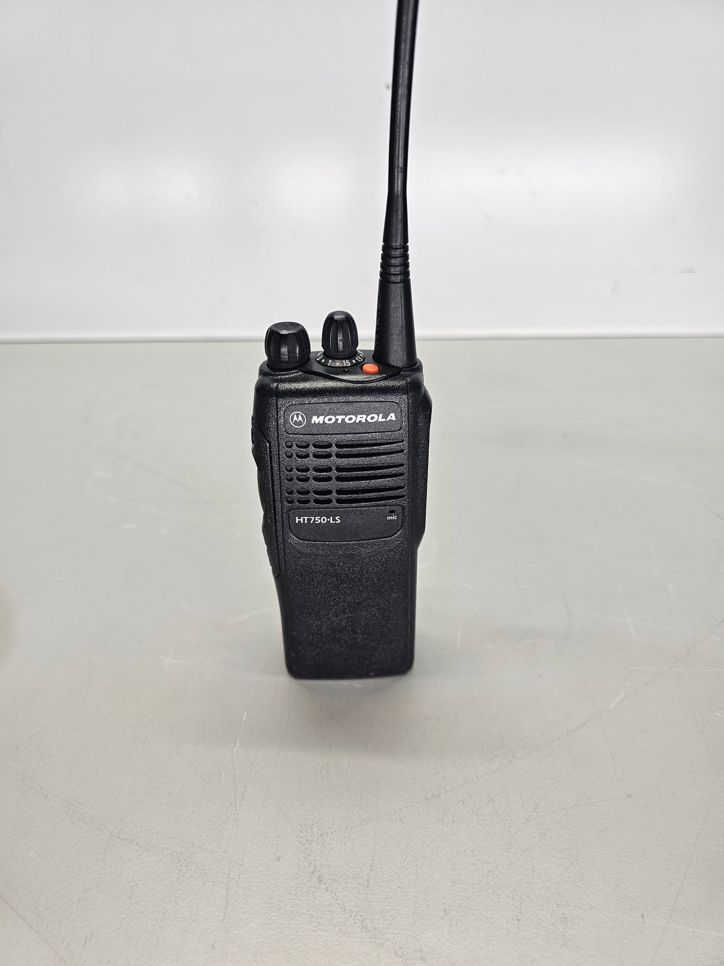 Motorola Portable HT750 LS UHF 403-470 Mhz 16ch 4W