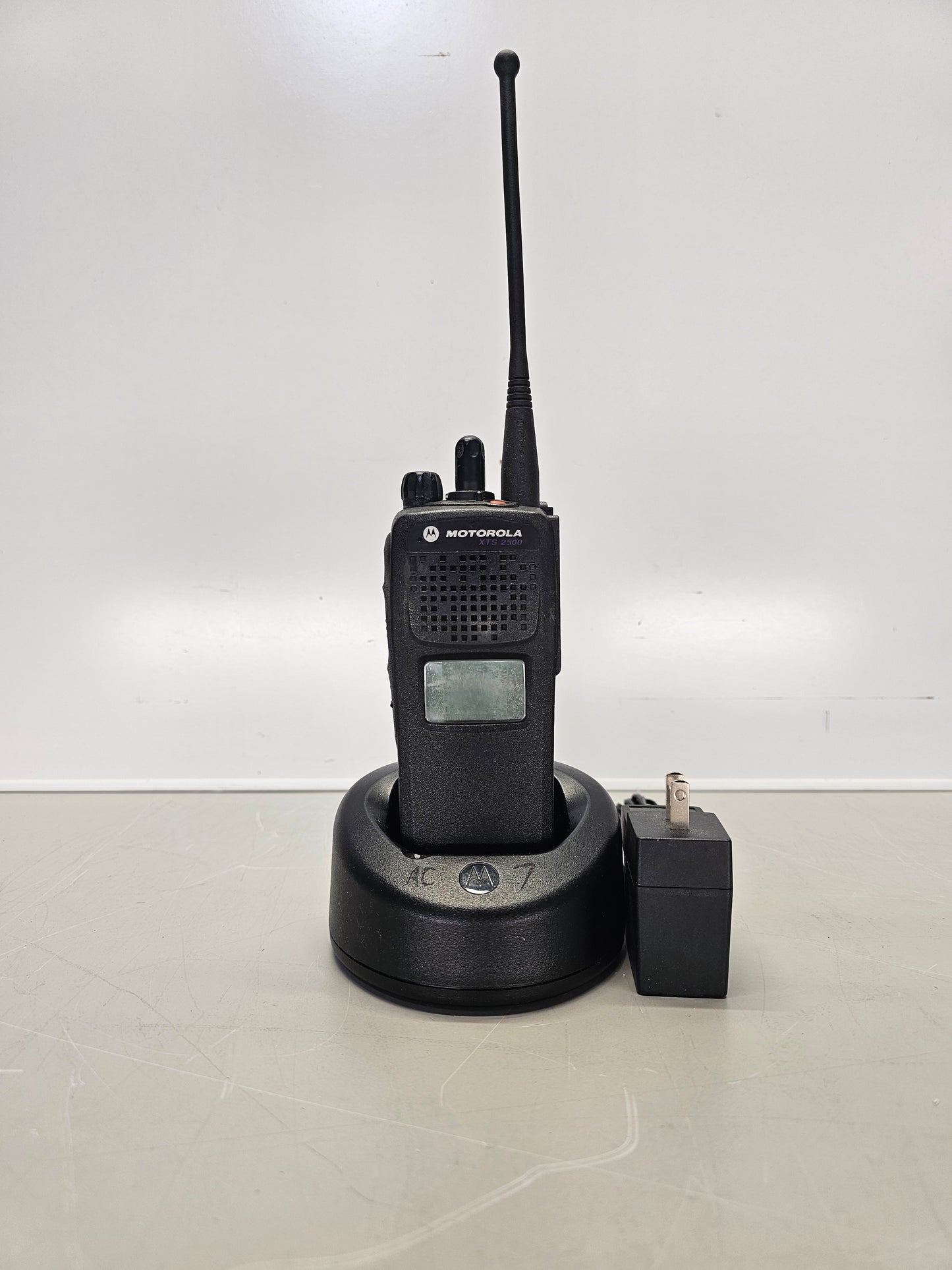 Motorola Portable XTS2500 VHF 136-174 Mhz 96ch 5W M1.5