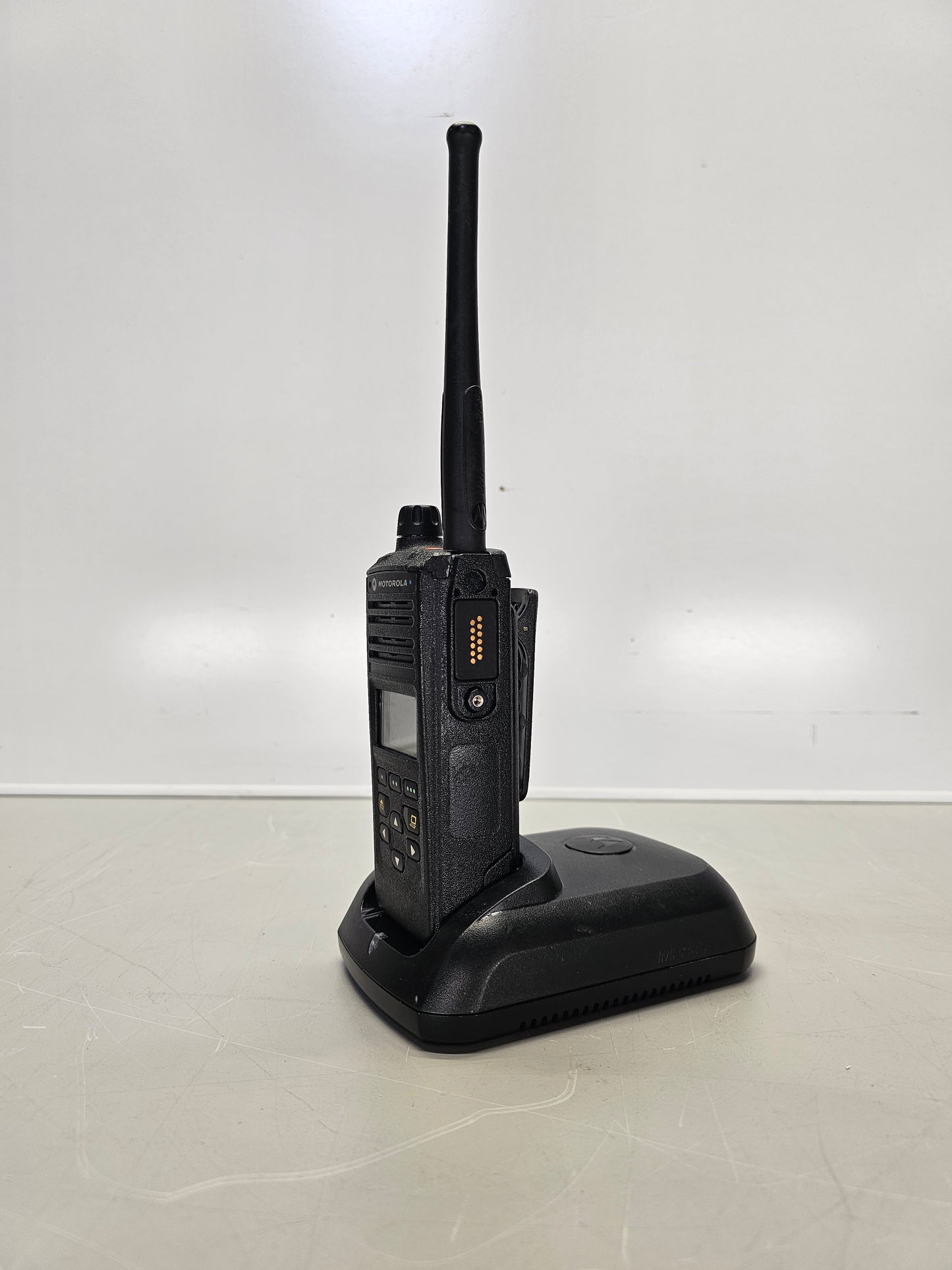 Motorola Portable APX4000 UHF 450-520 R2 512ch 5W M2 Single Knob AN