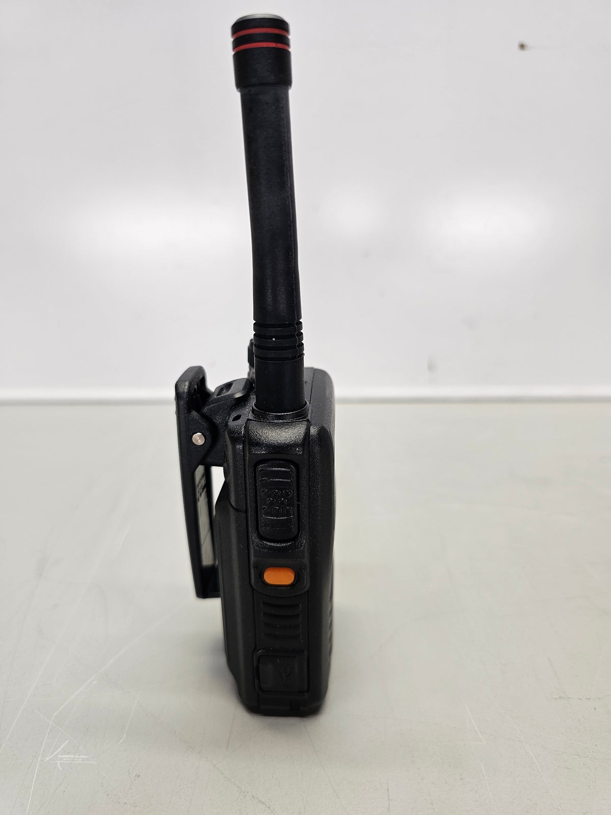 Motorola Portable EVX-S24-G6-3 UHF 403-480 Mhz 256ch 3W Digital/Analog