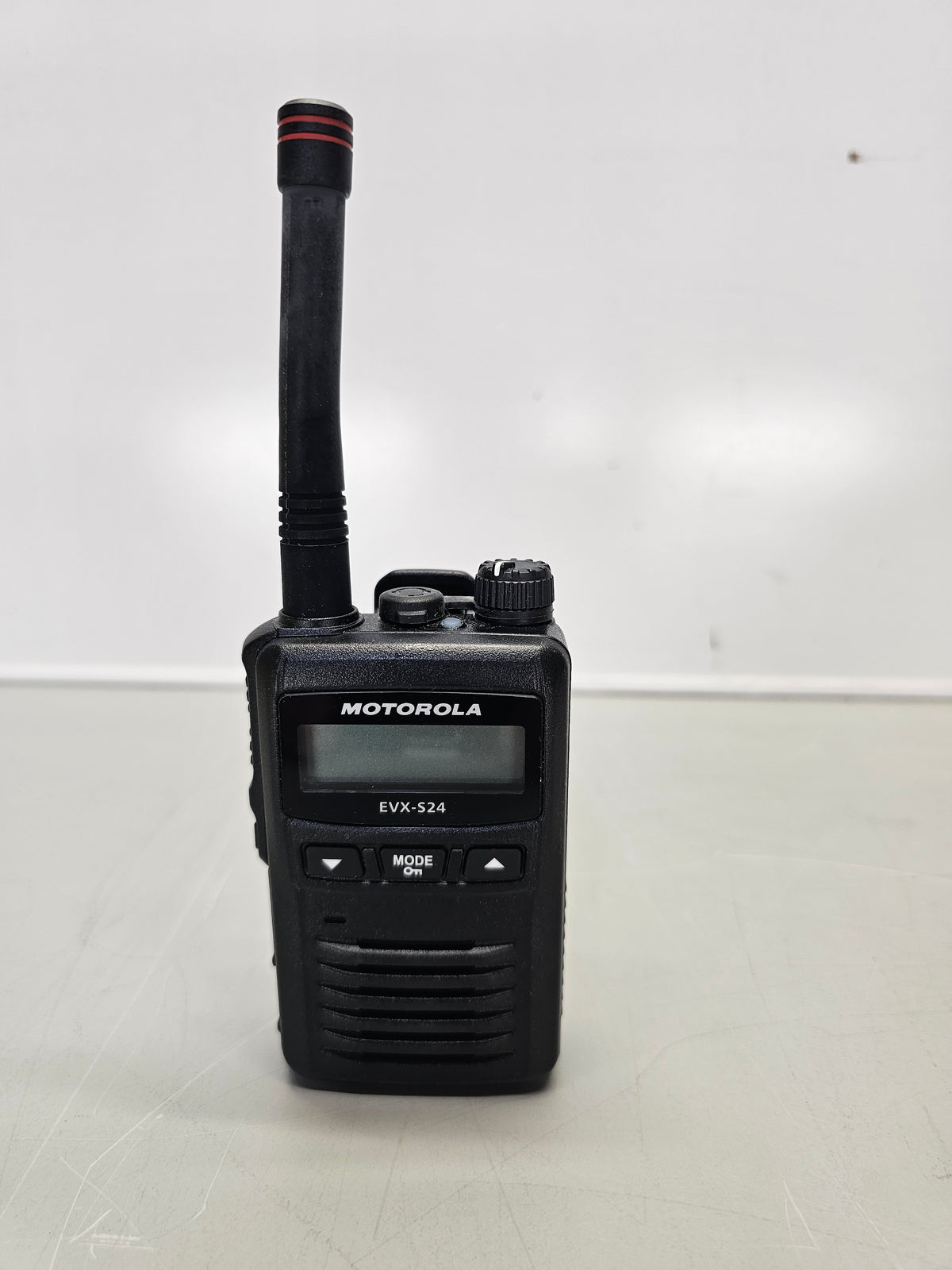 Motorola Portable EVX-S24-G6-3 UHF 403-480 Mhz 256ch 3W Digital/Analog